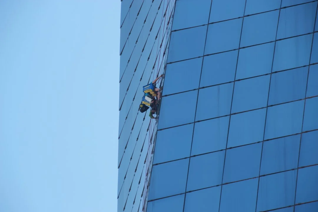 project-02-d Une personne équipée d’un matériel de protection désinfecte un bureau à l’aide d’un appareil de fumigation en journée.